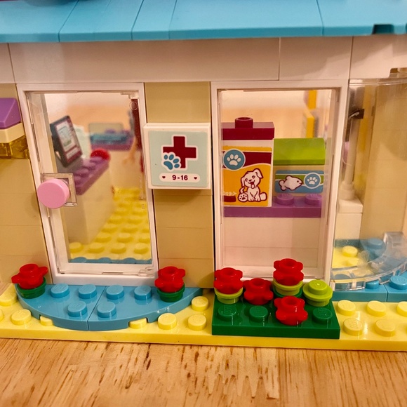 Lego Friends Vet Clinic (41085) - Picture 5 of 11